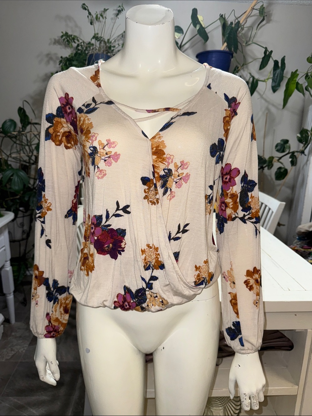About a girl Floral criss cross Long-Sleeve Top in Cream med rayon